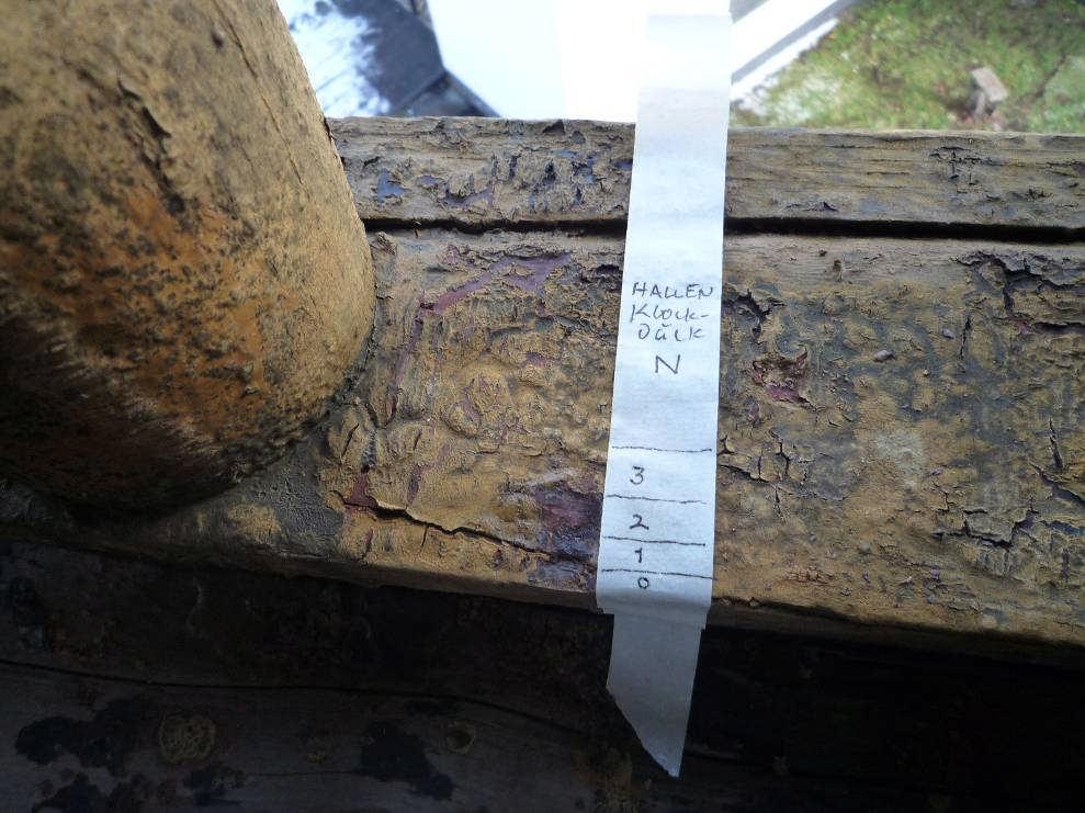 Balusterdockor och räcke Vi skrapade i färgen på balusterdockor och en färgstege skrapades på räckets nedre del mot norr.