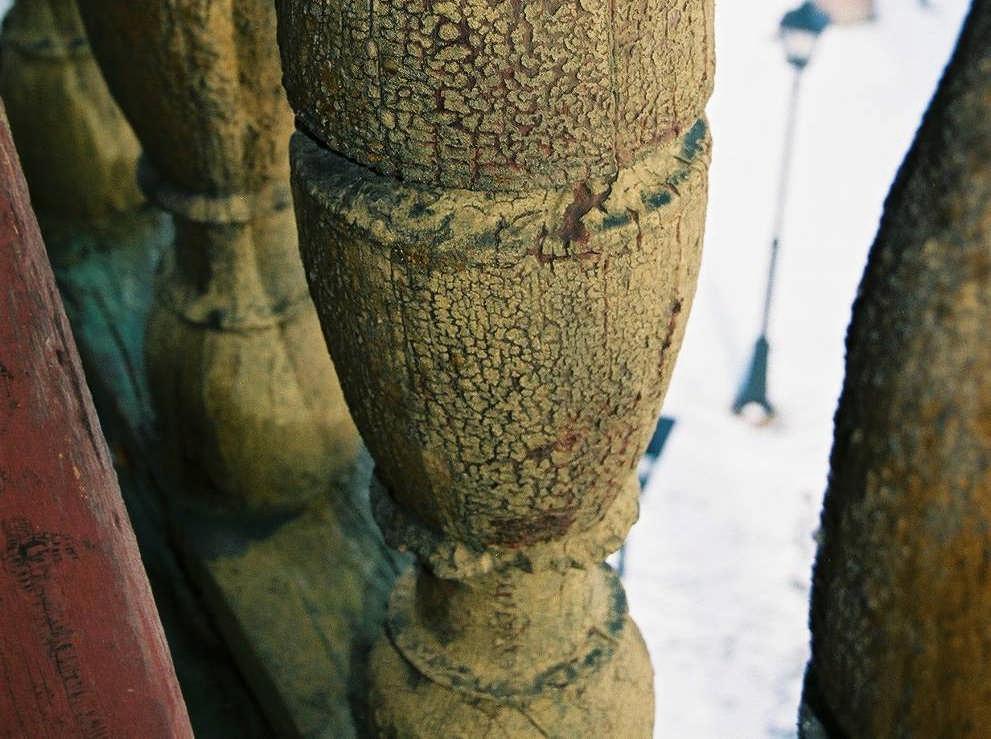tydligt under balusterdockornas