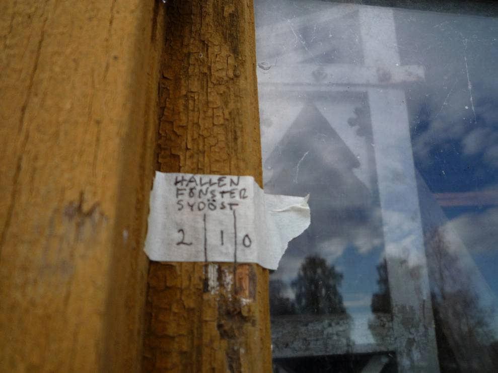 Bild 12. Färgstege på klockbodens fönsterbåge. Under den gula färgen finns en vit färg (digital bild nr 1020540). Dörr På dörren skrapades tre lager med färg fram.