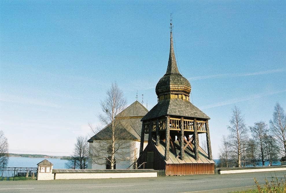 Historik och beskrivning Klockstapeln vid Hallens kyrka är byggd år 1756 av Pehr Olofsson i Dillne som även stod som byggmästare för kyrkobyggnaden.
