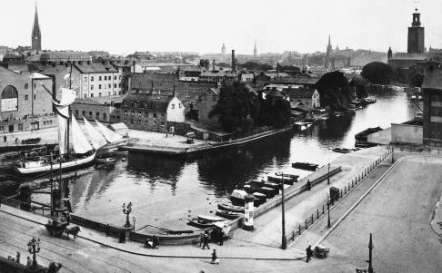 De två kurvorna visar högsta och lägsta antal under badsäsongen. Gränsen för vatten som med anmärkning är tjänlig för bad går vid 100/100 ml och otjänlig vid 1000/100 ml.