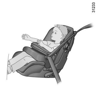 BARNSÄKERHET: Val av barnstol Bakåtvända barnstolar Huvudet på ett spädbarn är proportionellt tyngre än en vuxens och barnets hals är mycket ömtålig.