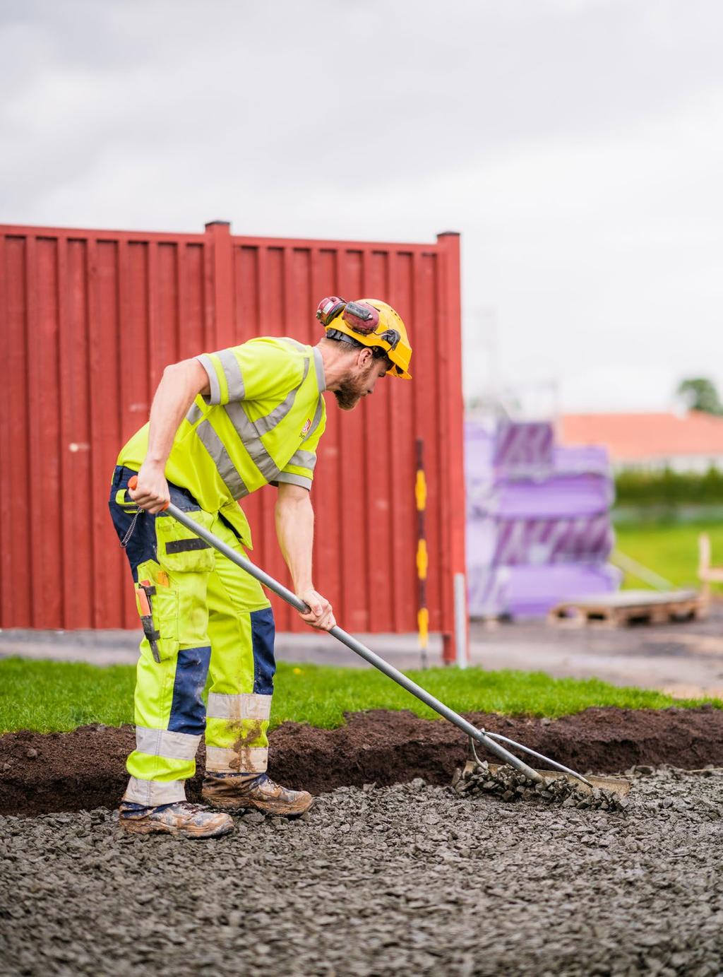 Förutom en ny isyta byggs också en ny sarg. Dessutom installerar man nytt kylsystem både för befintlig och ny is.