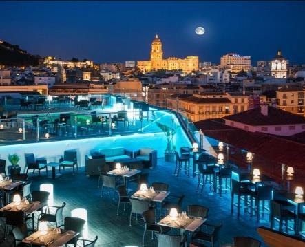 Hotellet har 147 rum, nyligen renoverade med en klassisk och varm inredning som samtidigt är modern och funktionell. På takterrassen finns ett soldäck med bar, pool och utsikt över Málagas hustak.