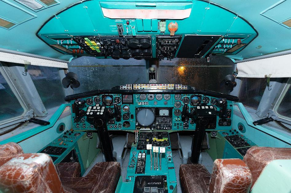 Nedan: Cockpiten i Tu-144 i Sinsheim.