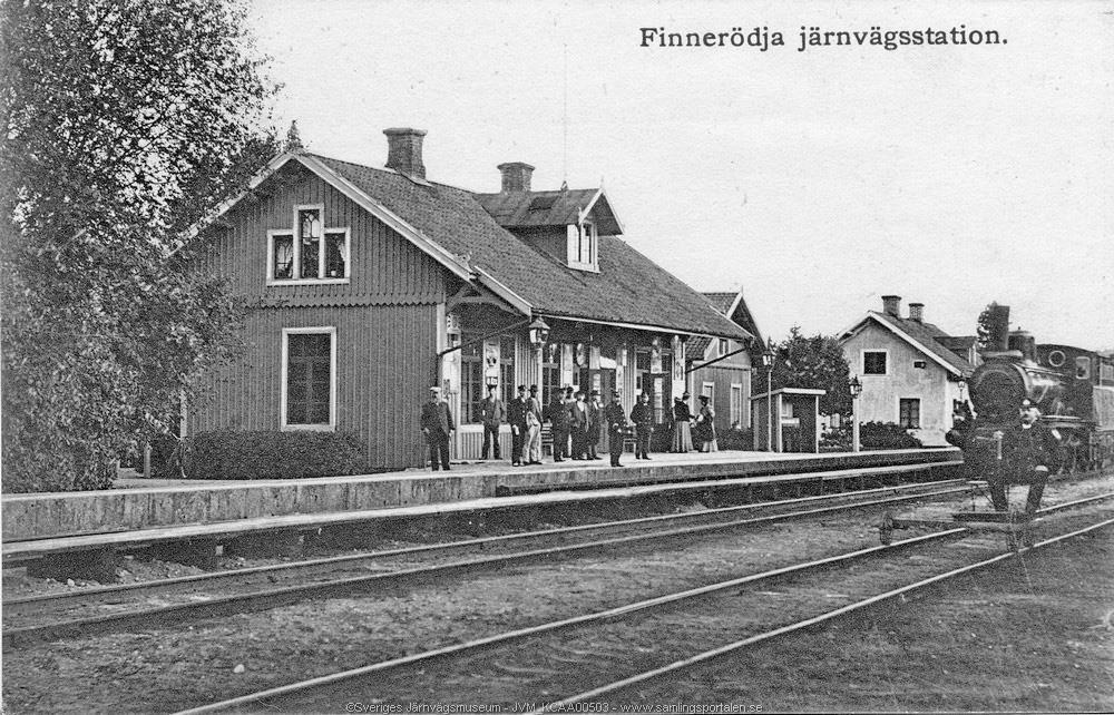 klassindelningen av väntsalarna. Nu fick alla sitta i samma väntsal. Toaletten som hörde till väntsalen för 1:a klass togs bort.