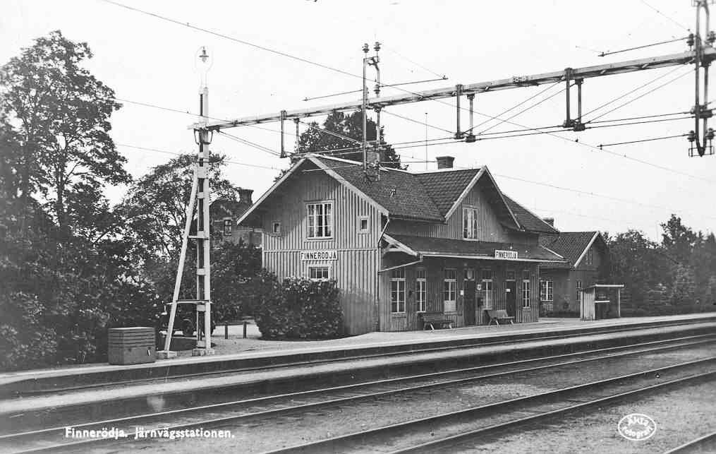 Stationshuset som det ser ut efter takhöjningen. Fönstren på övervåningen har blivit större och taket ser annorlunda ut.