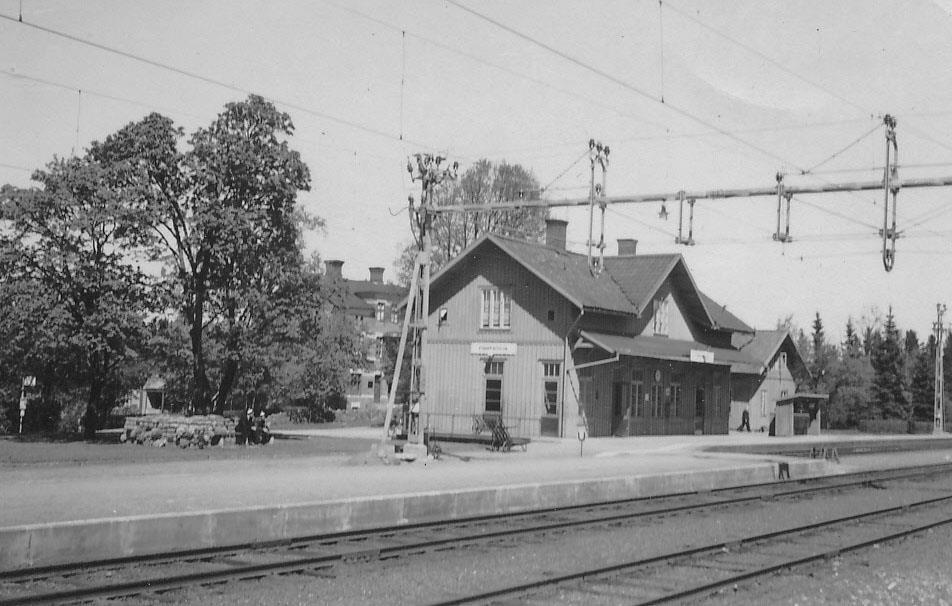 Ritning över lägenheten inför ombyggnaden 1935. Stationshuset efter ombyggnad 1935. Lägenheten har fått en egen ingång på gaveln och utedasset är borta.