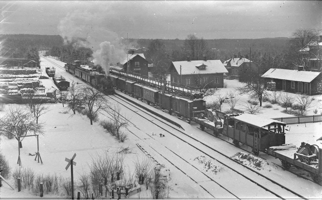 Västra stambanan elektrifieras Under nästan 65 år var det bara ånglok som trafikerade västra stambanan men 1926 började en ny era då hela banan blev elektrifierad.