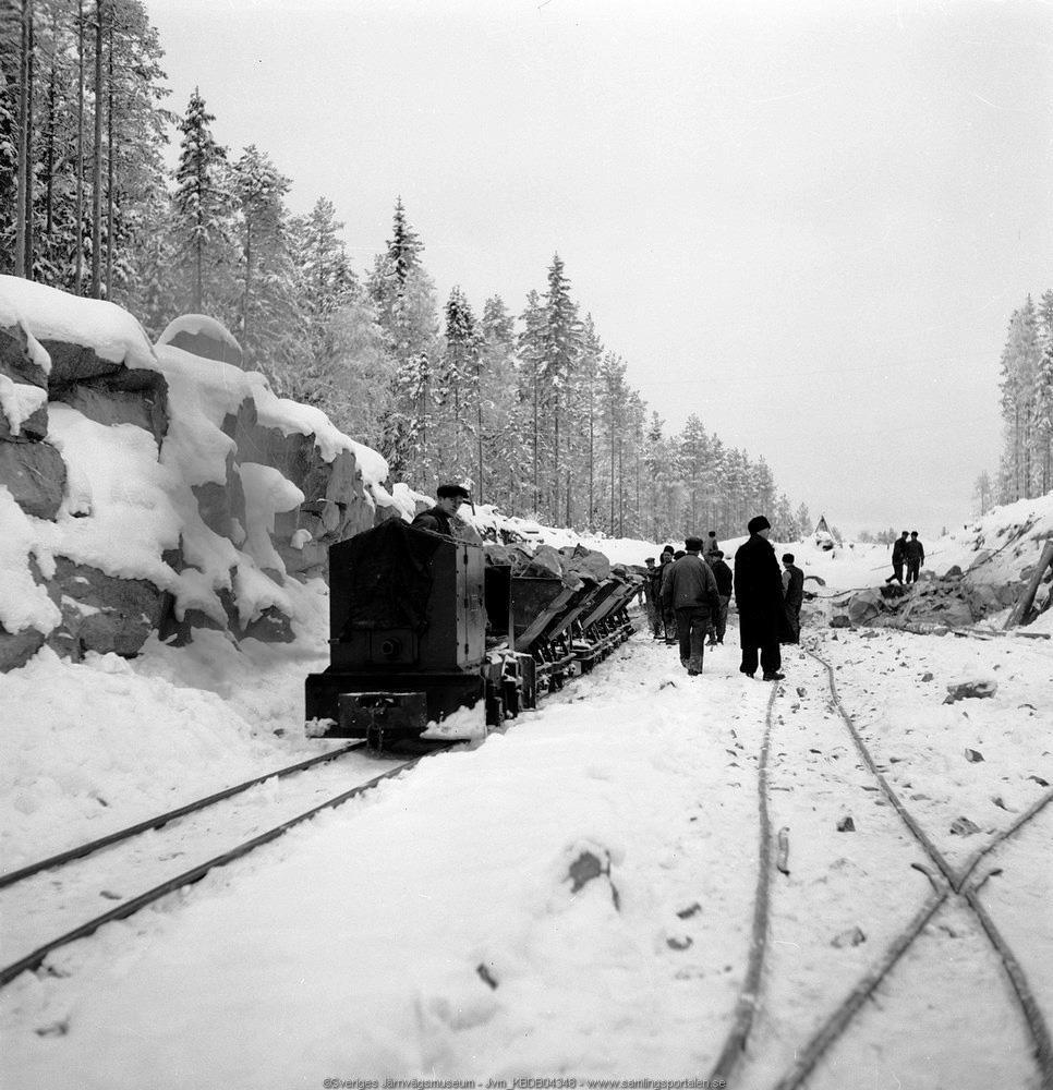 Det nya dubbelspåret fick bitvis en ny sträckning. Här spränger man bort berg för att kunna dra fram de nya spåren. Foto från samlingsportalen.se.