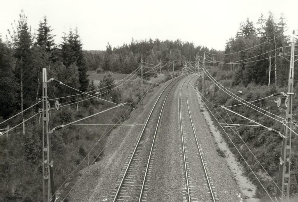 och skogen så järnvägsbygget fick stå tillbaka. Det var ju mitt under brinnande krig. Det blev ett halvårs försening men i början på juni 1943 togs dubbelspåret förbi Finnerödja i bruk.