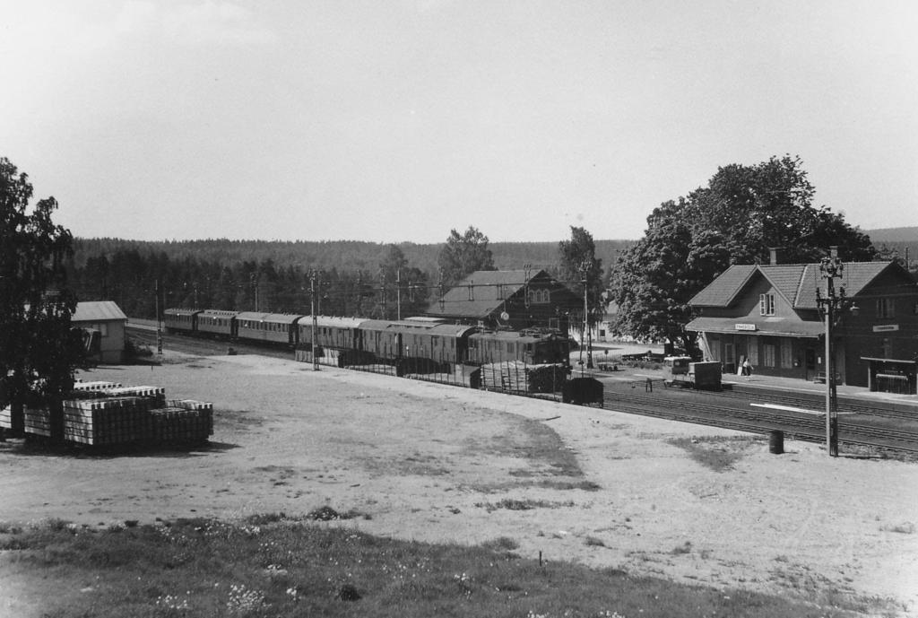 Stationskajen i slutet på 1940-talet. Perrongen har ändrat utseende under årens lopp.