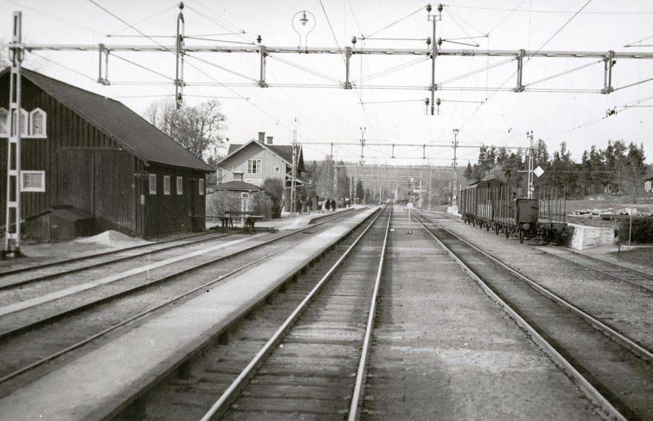 I samband med att dubbelspåret byggdes i början på 1940-talet flyttades perrongen samtidigt som den gjordes bredare.