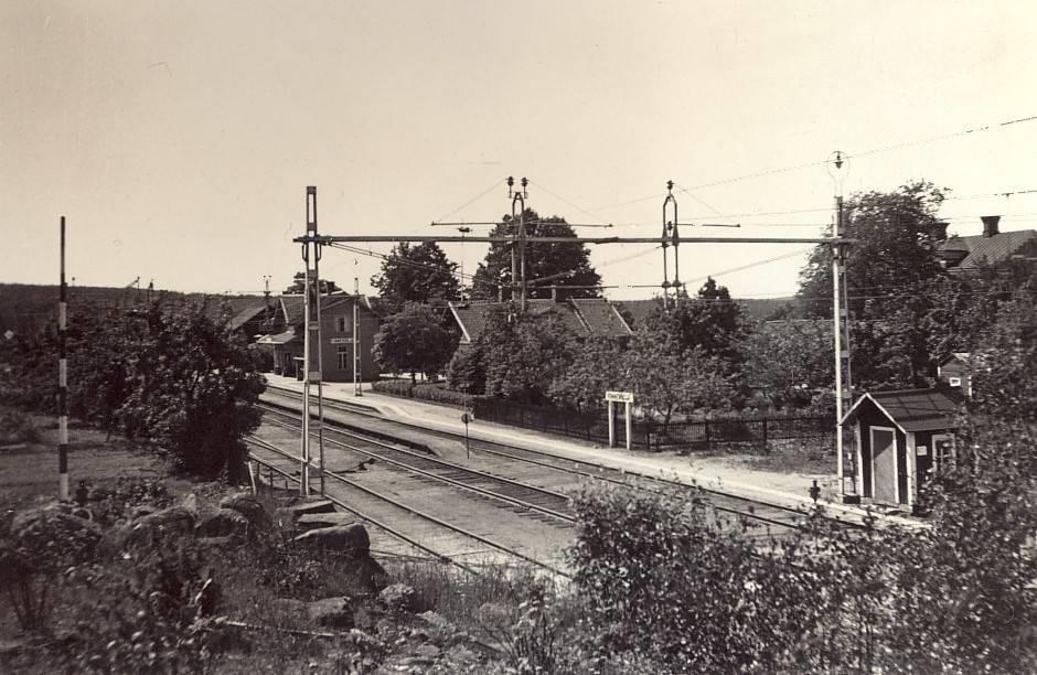 Kortet är taget omkring 1880. Den första banvaktsstugan vid stationsområdet låg troligtvis strax bortanför kajen men flyttades efter några år till en plats intill järnvägsövergången.