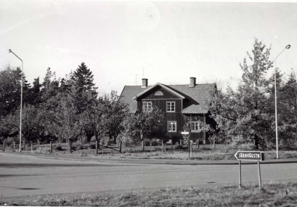 På samma sida som stationshuset låg två kolbryggor som ägdes av Kronan och Laxå Bruk.
