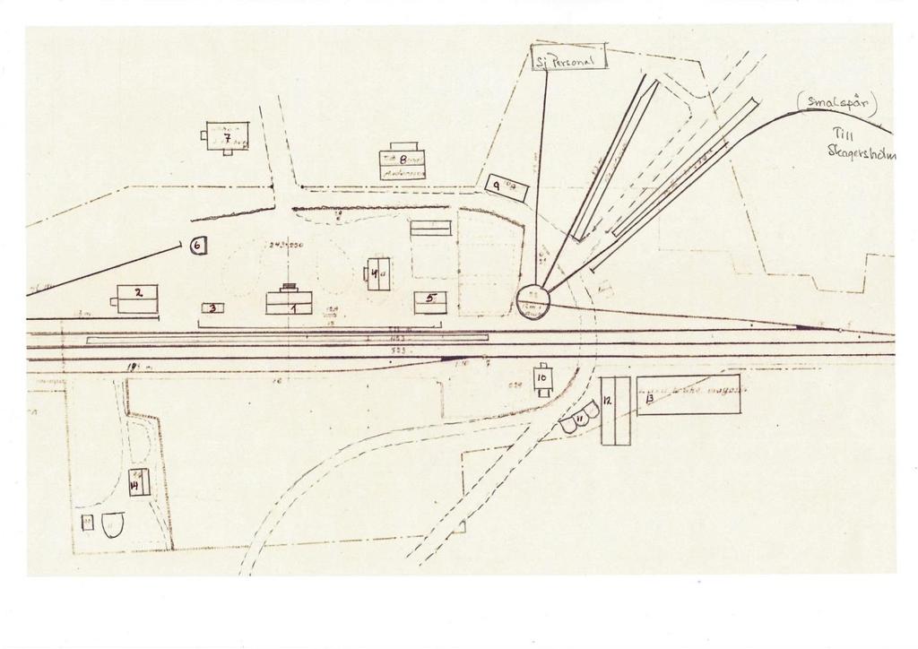 Skiss över stationsområdet som det såg ut på 1910-talet med kolbryggorna och tillhörande stickspår till höger. Skissen gjord av Leif Vörde. 1. Stationshuset 2. Magasin 3. Avträde 4. Stinsbostad 5.