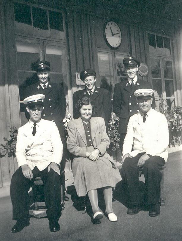 SJ-personal. Stående: Ångman, Svensson och Eriksson. Sittande: Karl Svanmark, fru Wikén och stinsen Wikén.