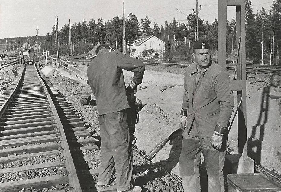 Harry Spann arbetar med spåromläggning i april 1967