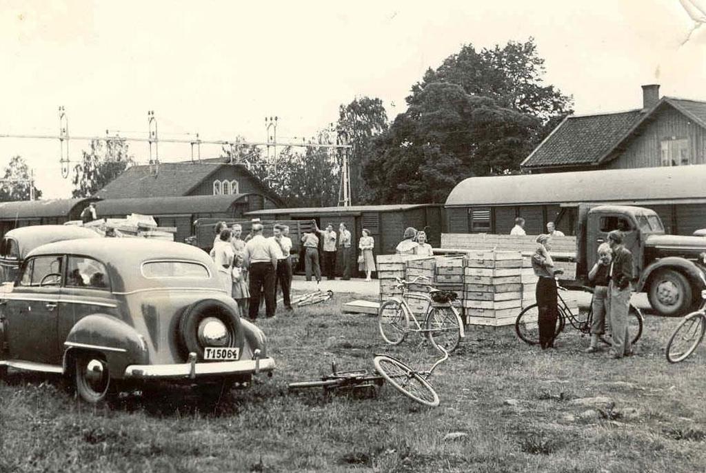 Uppköpare och privatpersoner skickade sina bär från stationskajen på 1940-talet. Godsvagnar med jordgubbar har kopplats på ett persontåg. Till höger Jordgubbsodlarföreningens lastkaj.