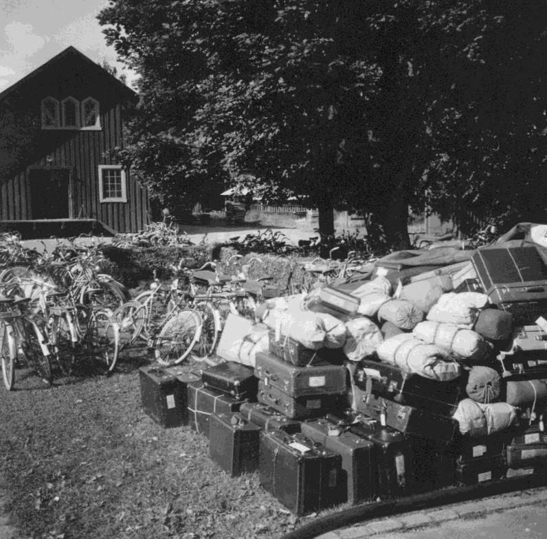 De flesta kom med tåg. Någon dag innan flickorna anlände kom deras polletterade cyklar och bagage.