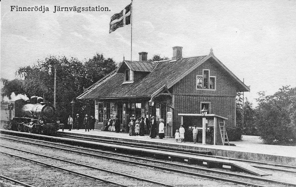 Vykort från 1910 som visar hur det såg ut när ett ånglok anlände till Finnerödja station.