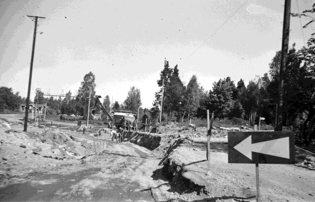 Arbetet med att flytta plankorsningen några meter påbörjades 1953. Många Finnerödjabor kan vittna om de långa väntetiderna vid bommarna.