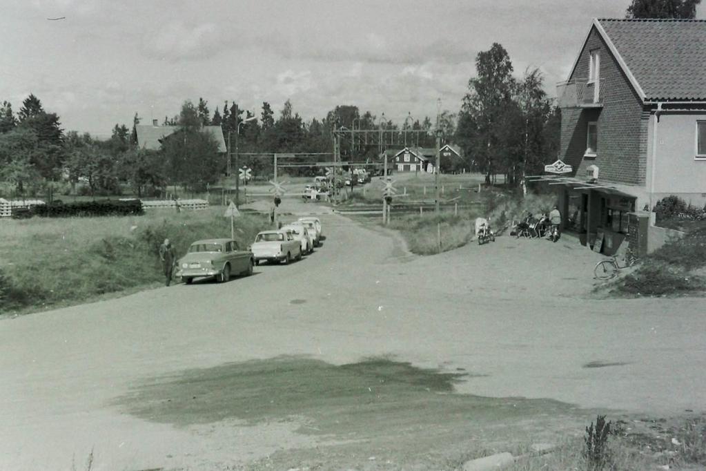 Köerna kunde vara långa vid de nedfällda bommarna på 1950-talet. Foto Georg Forsell. Genombrottet för att få till en bättre trafiksituation i samhället kom i mitten på 1960-talet.