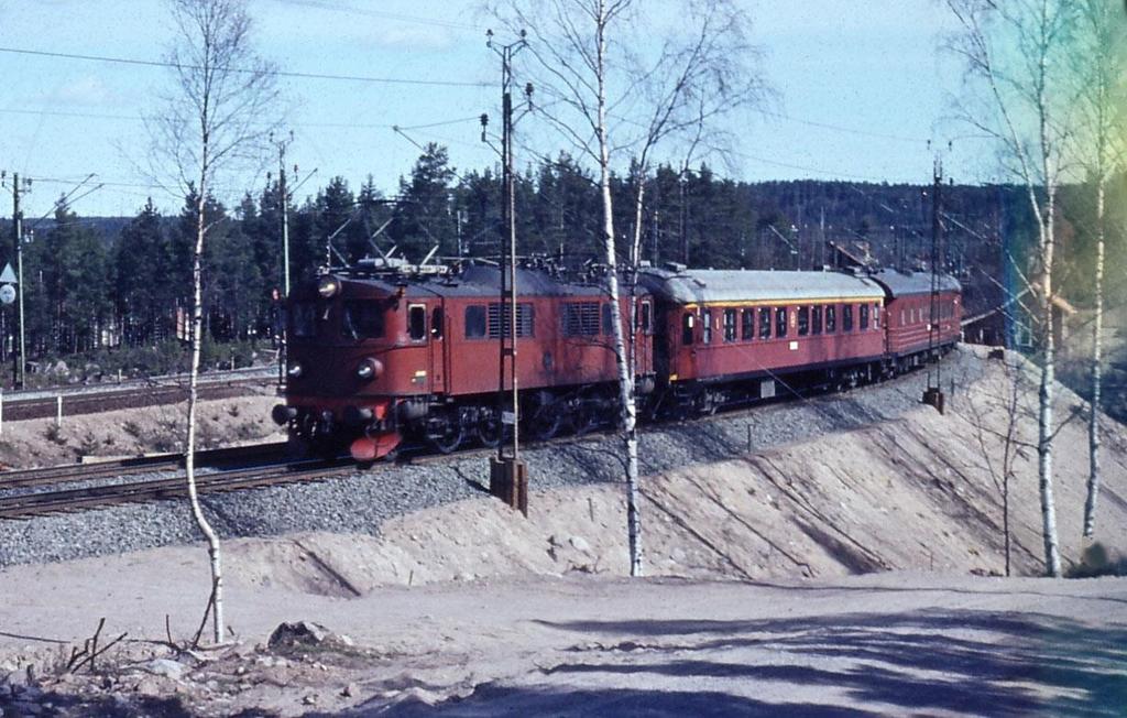 Där den nya vägsträckningen korsade järnvägen, mitt emellan samhället och Mobäcken, skulle en vägport byggas.