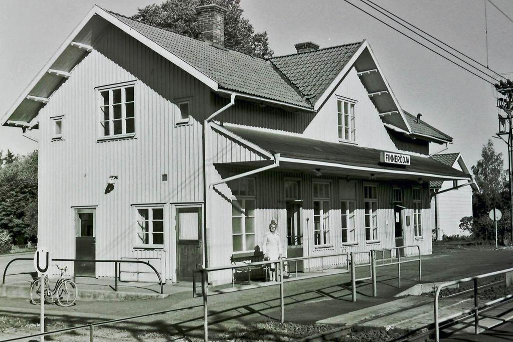 Stationen stängs De sista åren såg det ut så här framför stationshuset Finnerödja station har varit ett viktigt nav i Finnerödja samhälle under drygt 100 år.