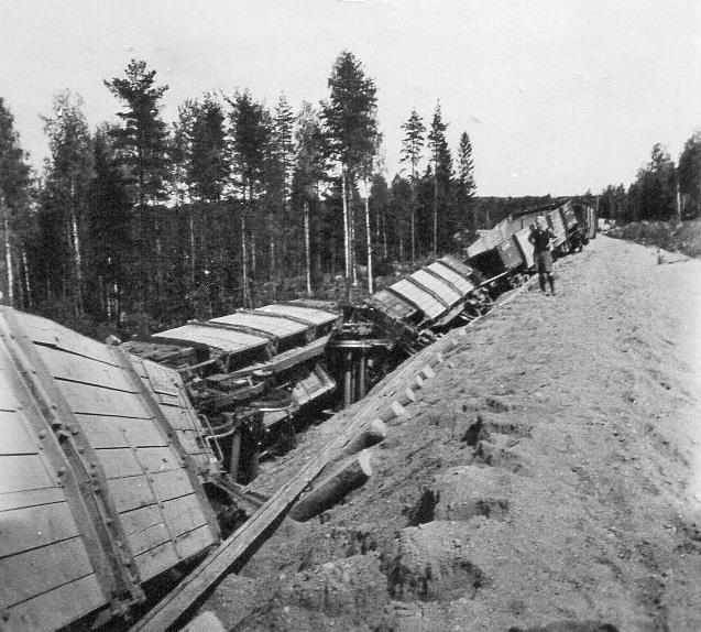Utbyggnaden av dubbelspåret var i full gång och man gjorde omfattande fyllnadsarbeten för att få plats med ytterligare ett spår. Mängder av grus fraktades till platsen på järnvägsvagnar.
