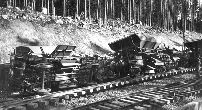 Under arbetet med dubbelspåret 1941 brast banvallen och ett arbetståg la sig på sidan.