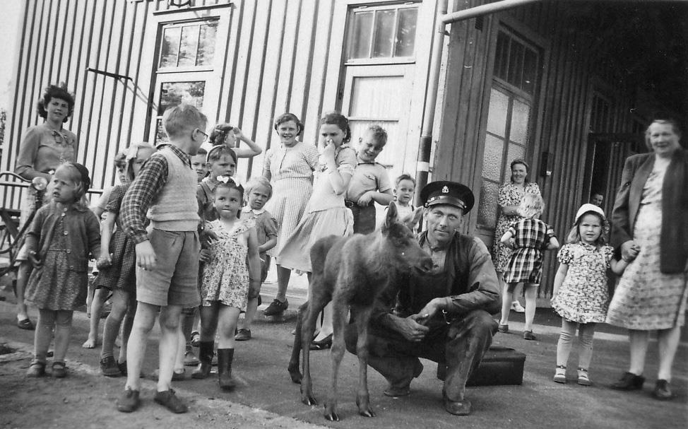 Militärer anländer med tåg till Finnerödja 1957. Foto Arne Sjöstedt.