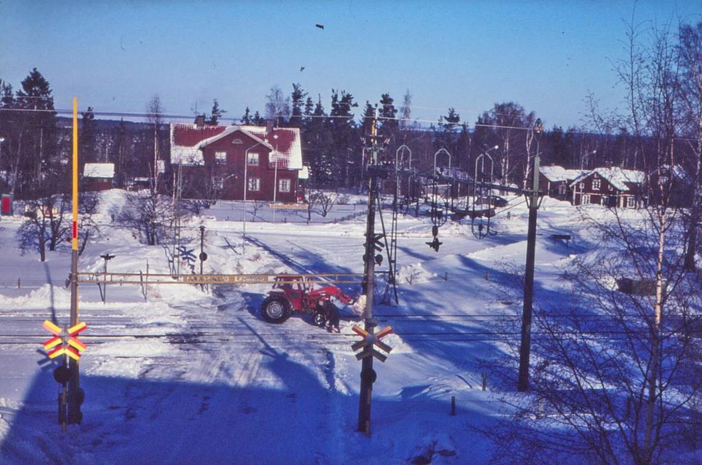 Snöröjning vid järnvägskorsnigen 1969. Foto Arne Sjöstedt.