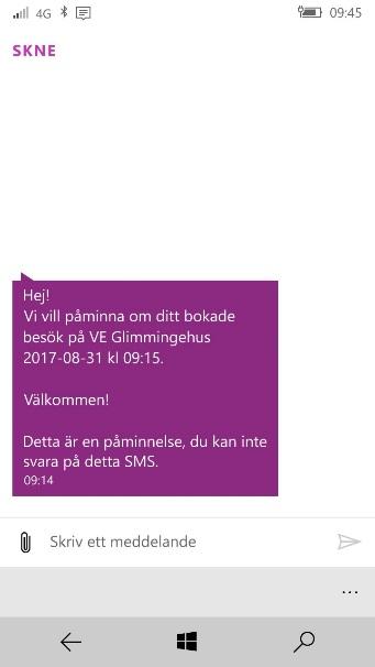 SMS-meddelandet SMS-påminnelsen är på svenska. Inga andra språk finns tillgängliga. Meddelandefrasen innehåller information om enhet, dag och tid.