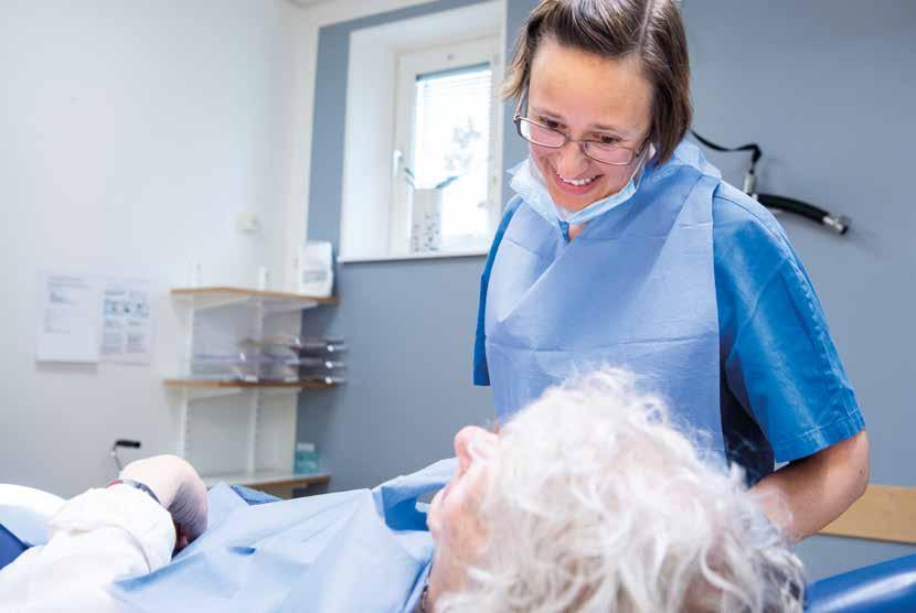 Mer jämlik vård med NY SPECIALITET För att trivas i det här jobbet måste man känna sig trygg i sin odontologi och tycka om att jobba med hela människan och ge omvårdnad, säger Emma Ekenstråle,