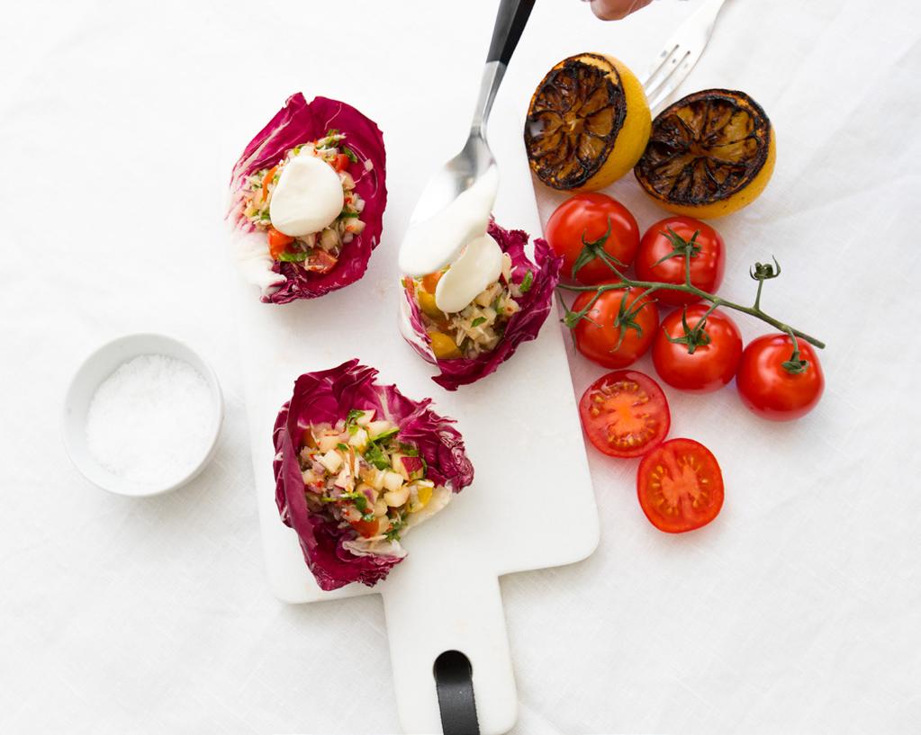 Tomatsalsa i rosésallad 8-10 PORT 3 äpplen 700 g svenska tomater av olika sorter, till exempel Angelle, San Marzano och Operino 160 g ruccola (2 påsar) 1 rödlök 2 röda chili 1 dl