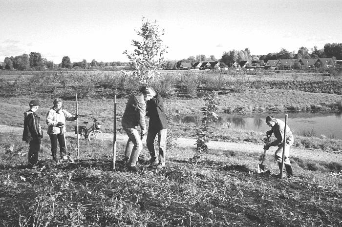 Medlemsblad för Hallsbergs Naturskyddsförening Nr 1 2000 Vi planterar några oxlar i Ekoparken i Hallsberg, med hälsning från Naturskyddsföreningen Innehåll: Ordföranden har ordet.