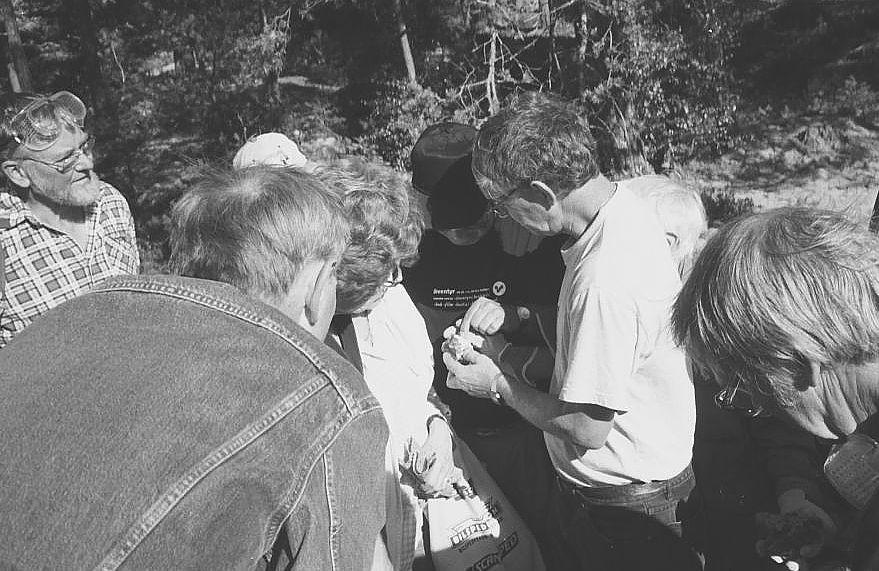 STUDIECIRKELN I GEOLOGI Sture Hermansson Under september månad 1999 genomförde vi en geologisk studiecirkel. Den bestod i två kvällar med genomgång inomhus och två heldagar i fält.