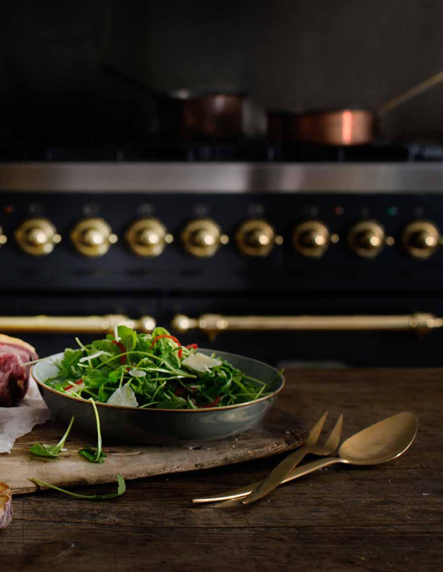 BISTECCA ALLA FIORENTINA 8 personer 2 st (1,2 kg) T-bone steak skuren 5 cm, välj riktigt fin kvalitet på köttet Ruccola 120 g Parmesan 22 månader ½ dl Rosépeppar Olivolja Flingsalt Citron 1 hel Hel