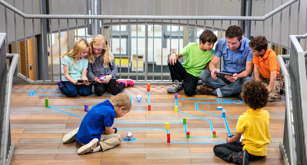 Genom appen Lightning Lab kan du enkelt lära dig programmera eller styra SPRK+ och genomföra aktiviteter på frihand.