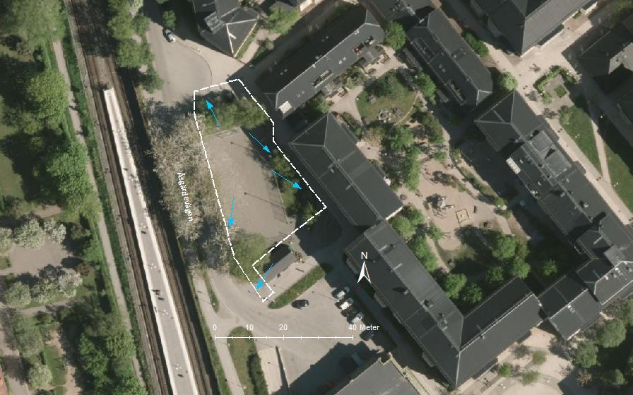 Figur 3-3. Översiktskarta över utredningsområdet, markerat med en streckad vit linje, där blå pilar visar naturliga flödesriktningar för avrinnande dagvatten baserat på topografin i området.