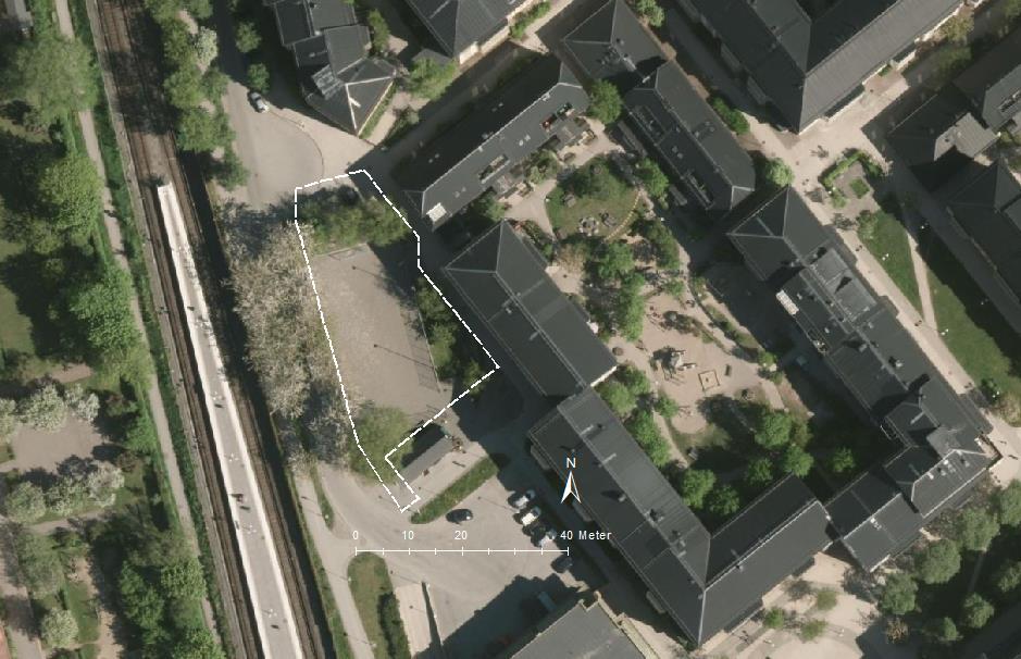 Figur 1-2. Flygfoto över utredningsområdet, som är markerat med en vitstreckad polygon. Ortofoto från Stockholms stads WMS-server. 1.1 Allmänt om dagvatten Dagvatten definieras som ett tillfälligt förekommande vatten som avrinner markytan vid regn och snösmältning.