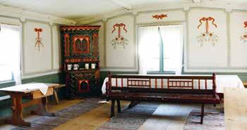 Portliderbyggnaden iordningställdes på 1930-talet för gästboende. Rummen inreddes i traditionell stil med gamla målningstekniker, alla rum med sina egna färger, med tillhörande textilier.