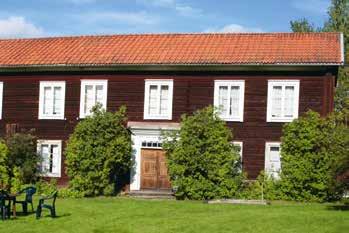 Sörböle är en hälsingegård som varit i släktens ägo sedan 1535. I festsalen finns välbevarade väggmålningar från 1857 med stadsmotiv från Sverige och Frankrike.