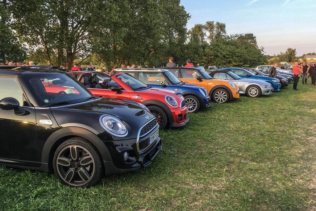 Vädret var helt perfekt och det blev mycket besökare mellan 7500 och 8000 personer. New Mini Club och Alpina klubben var inbjudna.
