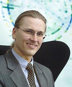Mikko Hyppönen Mikko Hyppönen, en av världens främsta datasäkerhetsexperter och forskningschef på det finländska datasäkerhetsföretaget F-Secure sedan 1991.