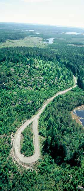 VISSTE DU ATT Sveaskog satsar mer än 100 miljoner kronor varje år på att underhålla och anlägga nya vägar. Varje år bygger vi cirka 25 mil nya vägar och upprustar cirka 120 mil väg.