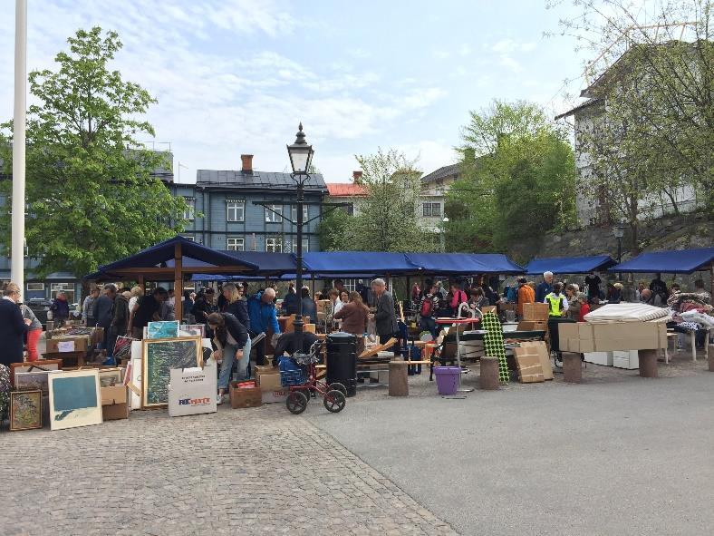Klockan 9 när vi öppnade rusade de mest hugade spekulanterna fram så att t o m några saker ramlade i marken.