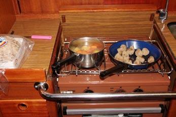 GLING ne Larson Gott med köttbullar med morötter och potatis till lunch vinden i samband med vridning mot V och vi får en fin halvvind som senare ökar till 10-12 m.