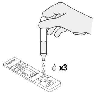 Ta ut testkassetten ur foliepåsen och lägg den på en ren, torr och plan yta. Tillsätt 3 DROPPAR av det extraherade provet från provröret till den runda provbrunnen på testkassetten.